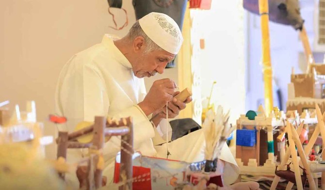 The Buraidah date Festival is displaying an array of old handicrafts, including traditional embroidery and clothing. (SPA)