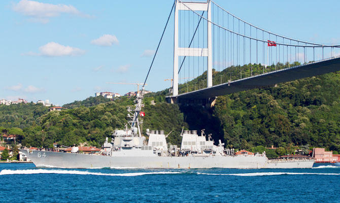 Wildfire briefly halts marine traffic on Turkish strait
