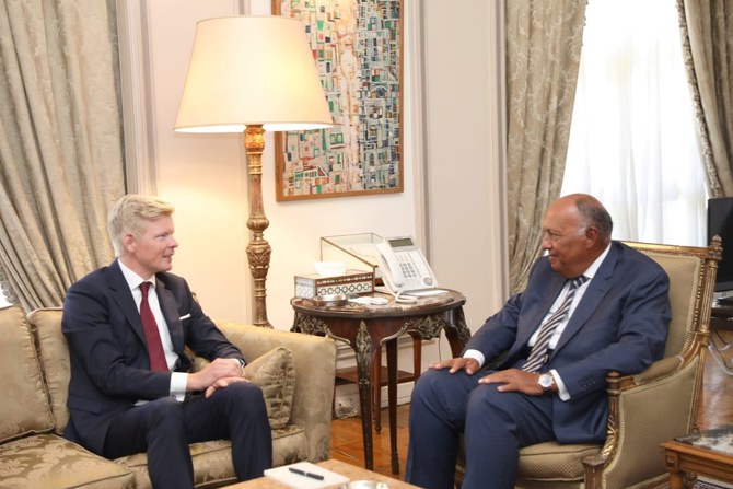 Egypt’s Foreign Minister Sameh Shoukry discusses developments on the Yemeni crisis with Hans Grundberg. (@MfaEgypt)
