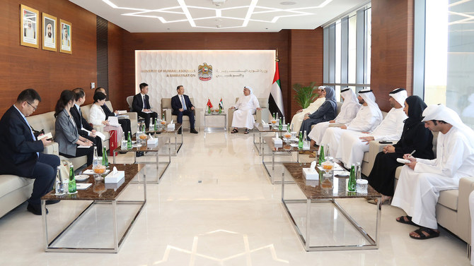 Emirati and Chinese ministers discuss cooperation in development of human resources