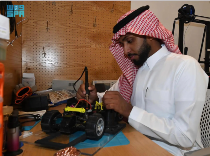 Saudi contestant showcases ‘crawler robot’ on science show