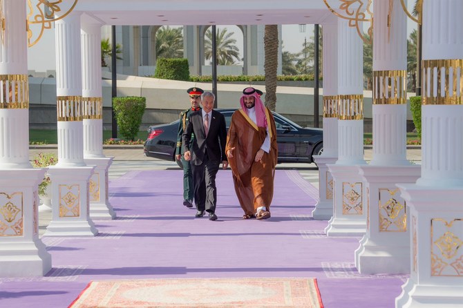 Saudi Crown Prince Mohammed bin Salman welcomes Singapore’s Prime Minister Lee Hsien Loong to Riyadh on Wednesday. (SPA)