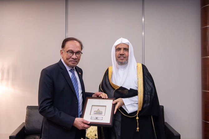 Secretary-general of the MWL receives Malaysian Prime Minister Anwar Ibrahim at the league’s office in Riyadh. (SPA)