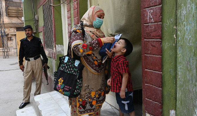 Pakistan gunmen kill policeman guarding polio vaccination team 