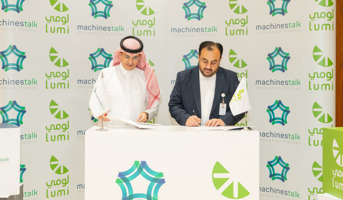 Nawaaf Al-Shalani, CEO of MachinesTalk, and Syed Azfar Shakeel, CEO of Lumi, sign the agreement.