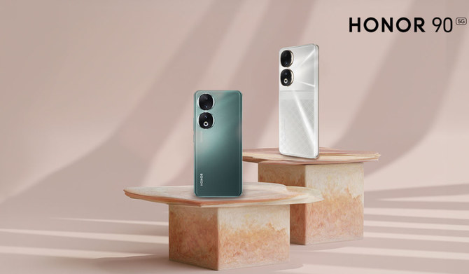 The Diamond Silver and Emerald Green versions of Honor 90 5G.
