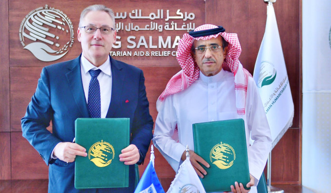 The deal was signed by Ahmad bin Ali Al-Baiz and Dr. Abdallah Al Darfari in Riyadh. (SPA)