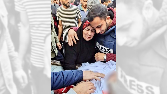 Al Jazeera journalist, Anas Al-Sharif, comforts his mother as they say farewell to his father Jamal Al-Sharif. (@AnasAlSharif0)