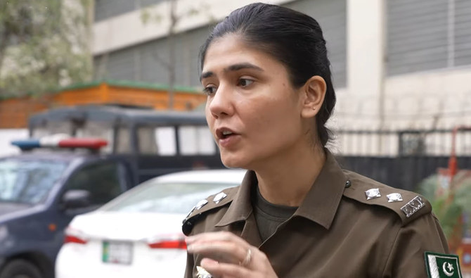 Pakistan policewoman praised for rescuing woman from blasphemy mob
