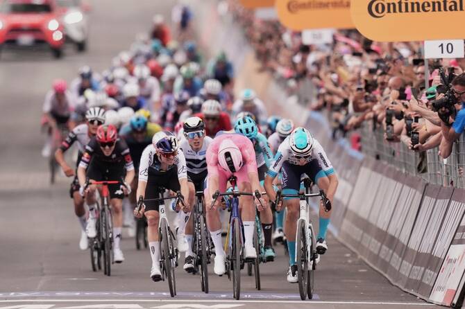 Pedersen makes it 3 wins out of 5 at Giro d’Italia to extend his overall lead
