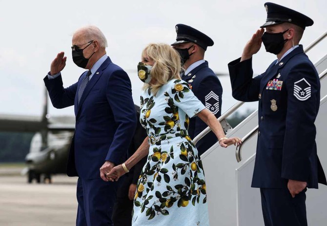 يغادر الرئيس الأمريكي جو بايدن طائرة الرئاسة مع السيدة الأولى جيل بايدن في 29 أبريل 2021 عندما تصل إلى جورجيا للترويج لخطط إعادة بناء الاقتصاد الأمريكي.  (رويترز)