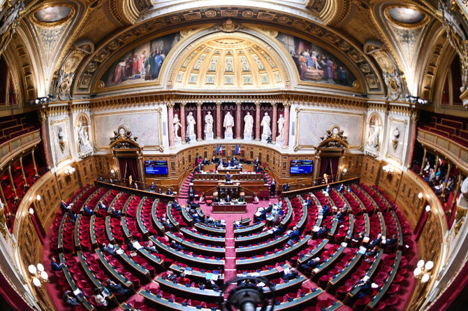 Des députés français lors d'un débat au Sénat français le 17 novembre 2022 à Paris.  (AFP)