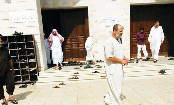 Vendors out, beggars in at mosques