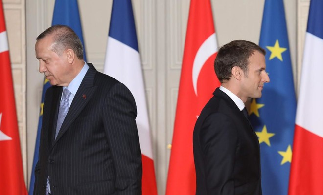 Il presidente turco Erdogan accusa il presidente francese Macron di aver oltrepassato 